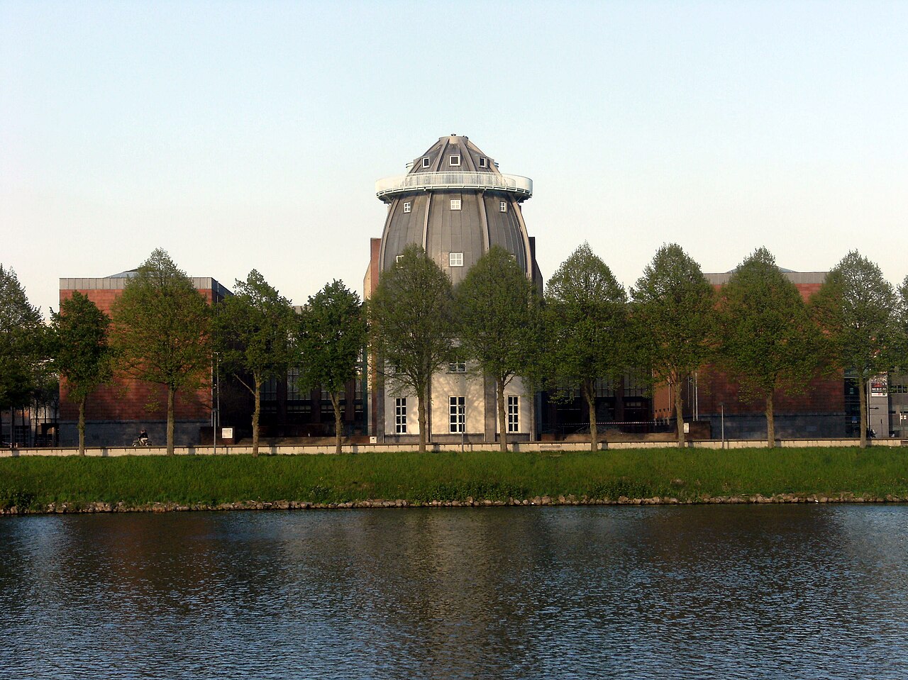 Bonnefanten on the east bank.
