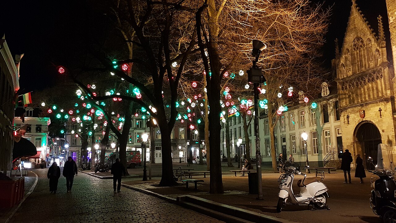 Onze Lieve Vrouweplein after dark.