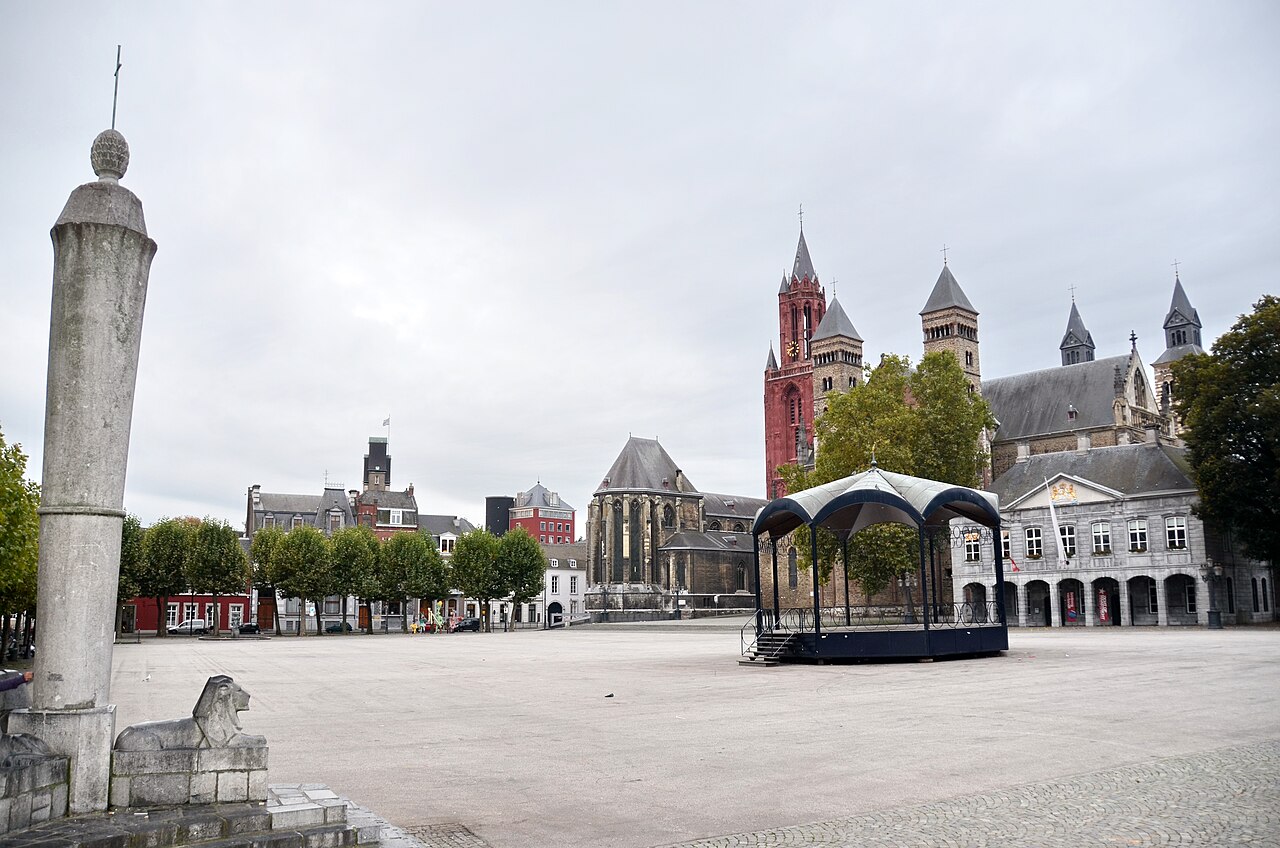 A quiet morning on Vrijthof.