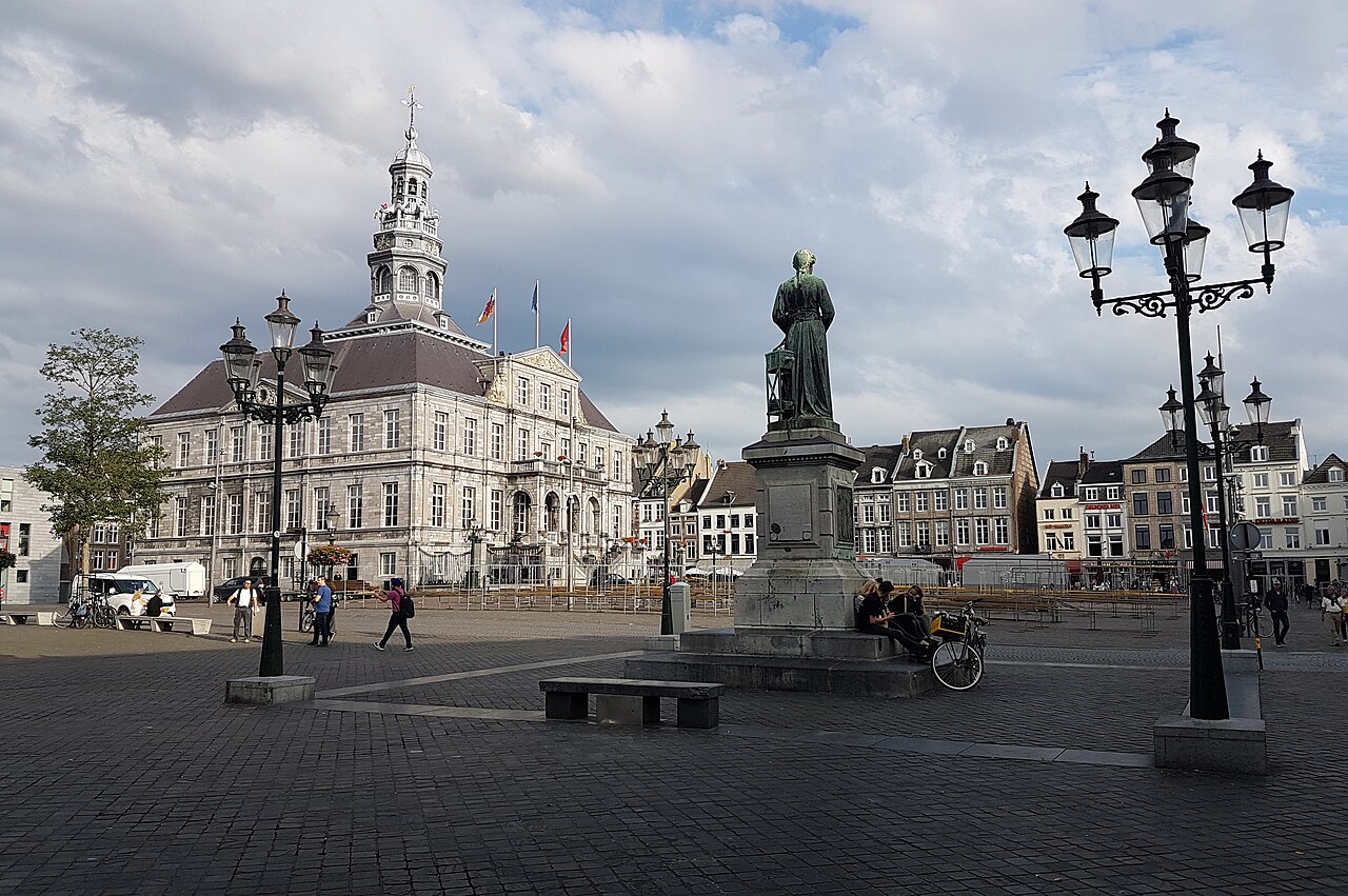 Stalls being set up around Maastricht town hall on Markt in 2017.