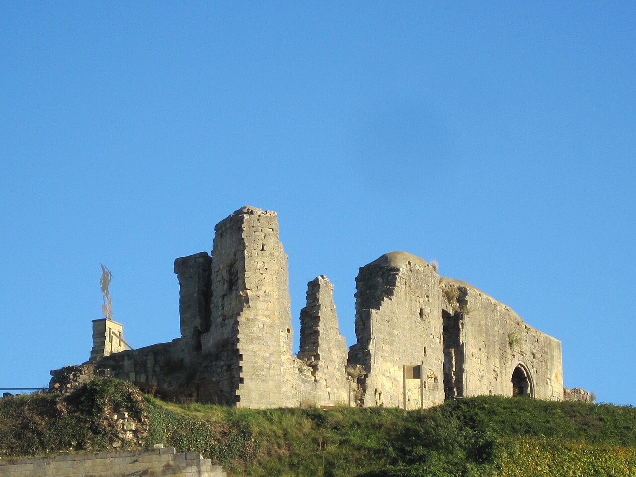 The castle ruins above Valkenburg.